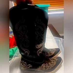 Brown Heeled Boots with Classic Design and Decorative Stitching